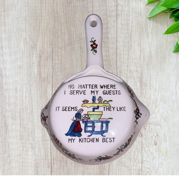 Vintage “ No Matter Where I Serve My Guests... “ Ceramic Frying Pan Wall Pocket - Picture 3 of 5